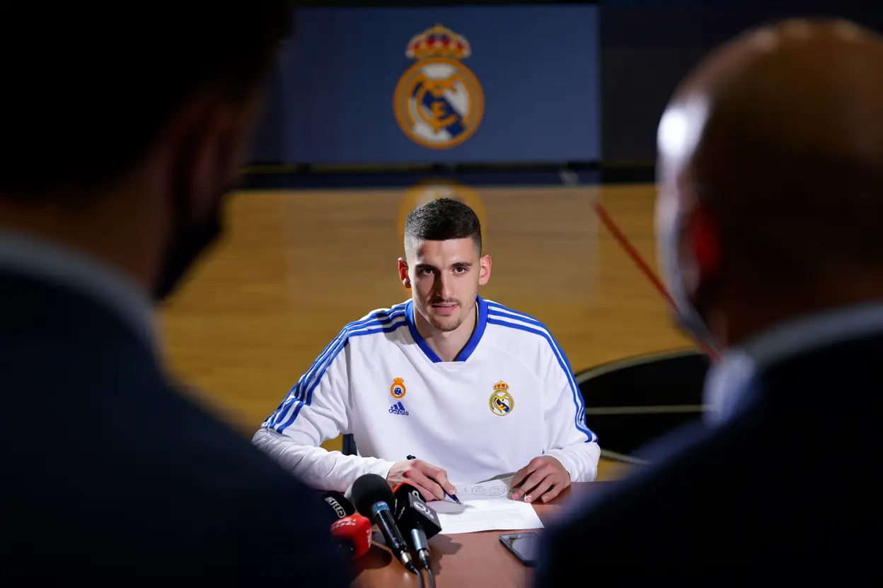 Oficial: Izan Almansa vuelve al Real Madrid y firma hasta 2029