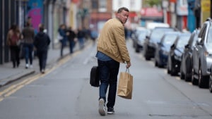 ¿Se puede salir a pasear por la calle estando de baja laboral? Esto es lo que dice la ley