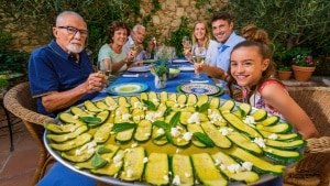 Ni ensalada ni milhojas: el aperitivo fácil, barato y muy sano con calabacín, la verdura de la temporada