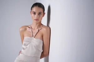 El top asimétrico más viral de lo nuevo de Zara: por qué todas quieren esta blusa de tirantes tan elegante