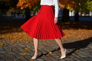 Faldas de colores, la prenda que llevan las expertas de moda porque eleva cualquier look básico a otro nivel