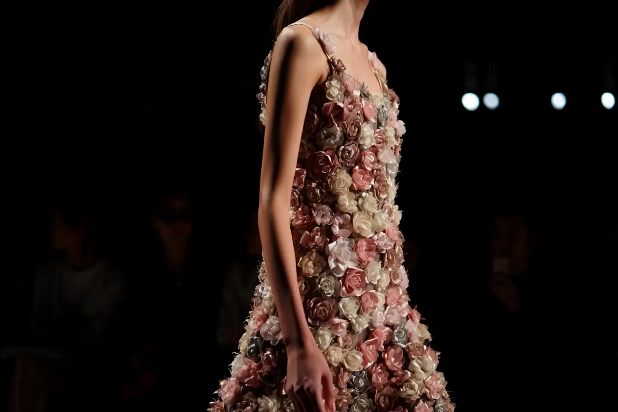 Flores texturizadas, la microtendencia en tops, faldas y vestidos que arrasa entre las más elegantes