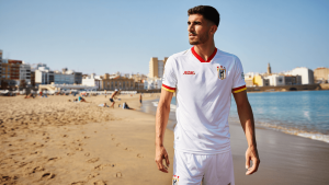 Iuri Tabatadze disfruta en la playa de La Victoria y encandila a la afición: "Más de Cádiz que yo"