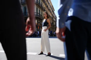 Mango se apunta a la tendencia del tobillo visto en el pantalón de tiro alto que conquista a las ejecutivas de Barcelona y Madrid