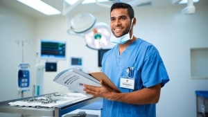 Un enfermero publica «Método Anescala», una guía para la formación en entornos quirúrgicos