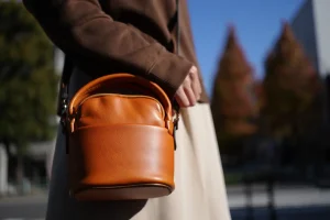 El bolso mini de ante que todas las prescriptoras de moda llevarán este otoño