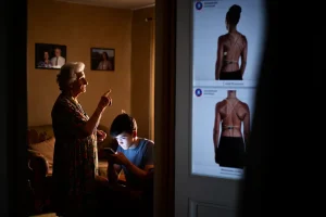 Postura, dolor y envejecimiento: qué dice la ciencia sobre el eterno «ponte recto» de nuestras madres y otros mitos que corren por Instagram