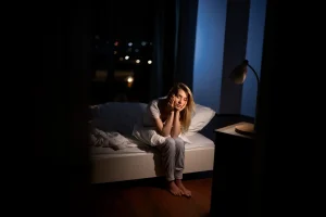 La curiosa razón por la que cualquier problema o miedo se siente más grave por la noche