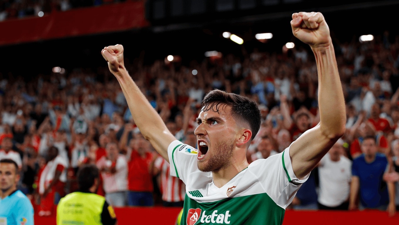 Rafa Mir anota, lo celebra con rabia y la afición del Sevilla explota