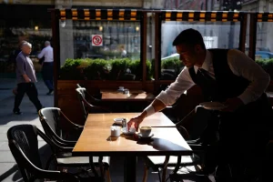 El Consejo de Ministros aprueba la reforma de la ley del tabaco: prohíbe fumar en terrazas y a los menores