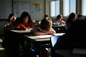 El deterioro de la salud mental entre los jóvenes acaba con la ‘curva de la infelicidad