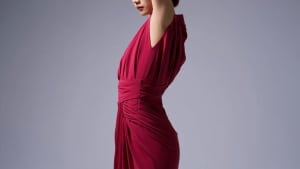 Vestidos con drapeados y fruncidos estratégicos que estilizan y mejoran la silueta