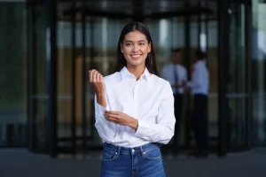 Camisa blanca y vaqueros: el combo que no falla si ya has vuelto a la oficina