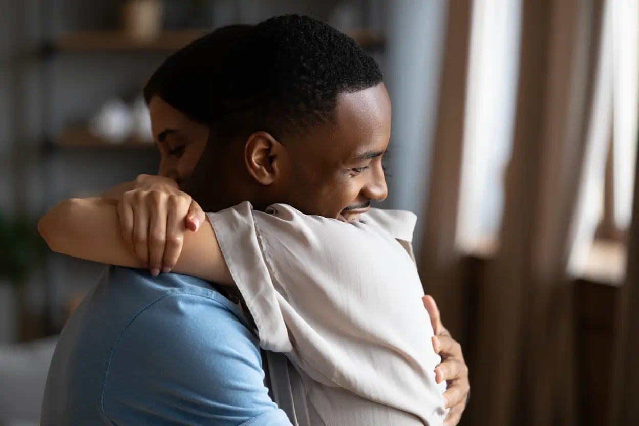 ¿Quieres saber si le gustas a esa persona? Fíjate en sus abrazos