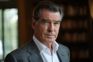 Dé qué va ‘El club del crimen de los jueves’, la esperada película de Netflix con Pierce Brosnan