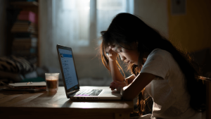 El 73% de las mujeres que usan internet han sufrido acoso que deriva en problemas de salud como la depresión