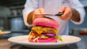 Una hamburguesa rosa y con purpurina, de Zaragoza, pasa a la final del campeonato de 'smash'