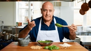 José Andrés (56 años), cocinero de España, sobre su salsa al pesto: "Echaremos la albahaca en cuanto los piñones estén un poco más triturados"