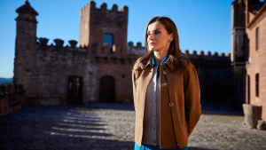 La reina Letizia sorprende en Olite con un look de entretiempo perfecto: repite mocasines azules y una chaqueta original