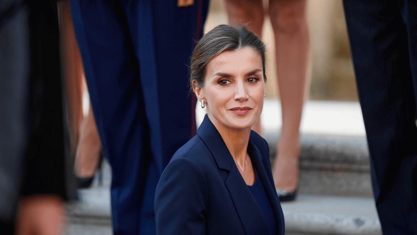 El look made in Spain de la reina Letizia en Navarra: traje que hace tipazo y los zapatos de tacón más románticos