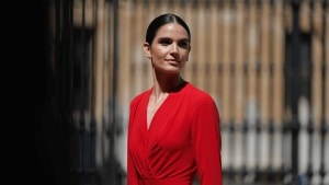 Manuela Villena derrocha estilo en Sevilla con el look de invitada más elegante: el vestido de boda rojo perfecto