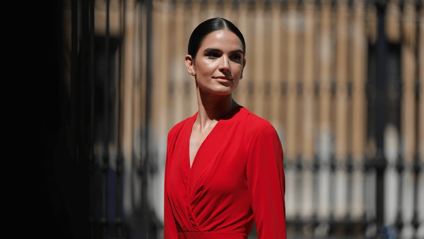Manuela Villena derrocha estilo en Sevilla con el look de invitada más elegante: el vestido de boda rojo perfecto