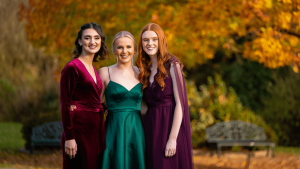 Vestidos de invitada para madrinas: qué tipo de diseños encajan en las bodas de otoño