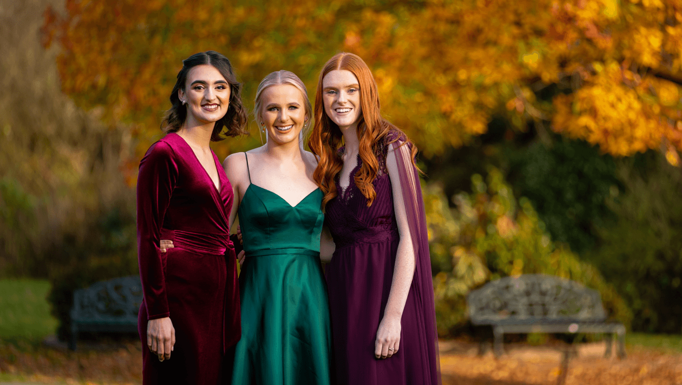 Vestidos de invitada para madrinas: qué tipo de diseños encajan en las bodas de otoño