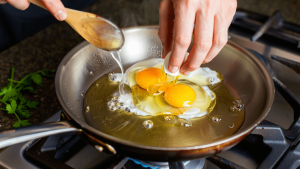 Por qué hay que añadir vinagre en la sartén para freír los huevos: para qué sirve