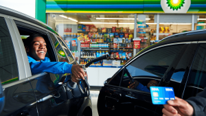 La energética bp y BBVA ofrecen descuentos en repostajes y compras en las estaciones de servicio