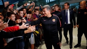 El baño de masas de Joan Laporta tras la victoria en Vigo: fotos, autógrafos y hasta vídeos personalizados