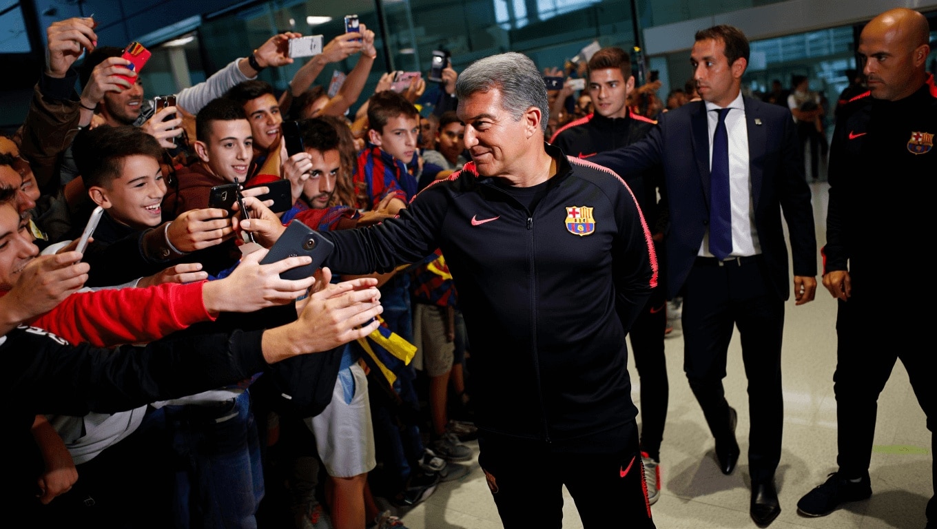 El baño de masas de Joan Laporta tras la victoria en Vigo: fotos, autógrafos y hasta vídeos personalizados