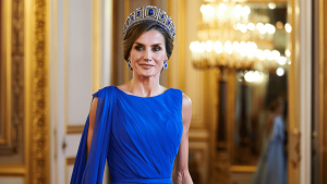 La reina Letizia sorprende con su look de gala más llamativo: repite vestido azul, se pone los chatones y elige su tiara rusa favorita