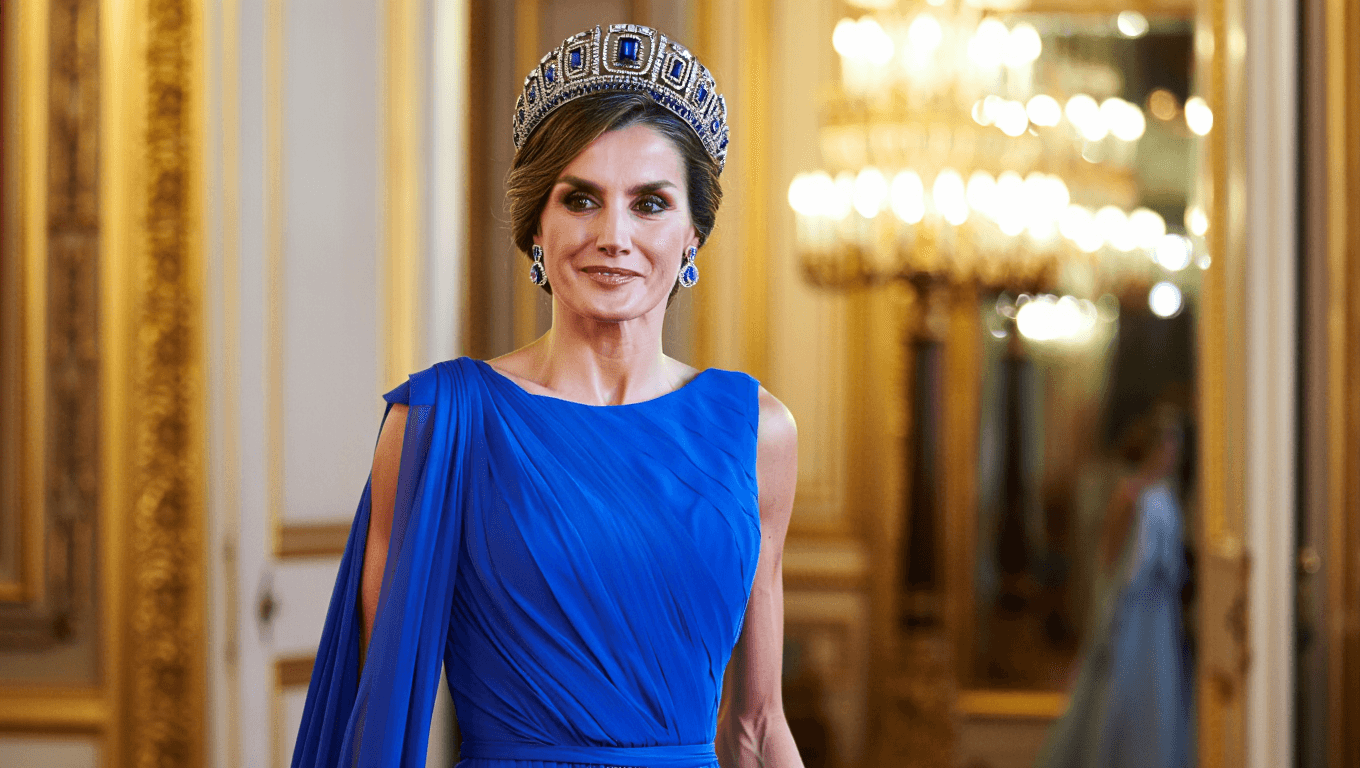 La reina Letizia sorprende con su look de gala más llamativo: repite vestido azul, se pone los chatones y elige su tiara rusa favorita