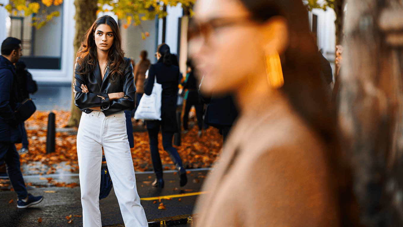 Pantalones blancos, el básico que va a marcar la diferencia en tus looks de otoño