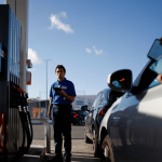 El precio de los combustibles toca nuevos mínimos desde junio: la gasolina suma su quinta semana de caídas y el diésel la tercera