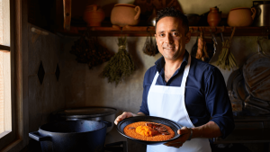 Dani García (49 años), cocinero de España: "En el caldo donde vamos a cocer las lentejas añadimos el chorizo y la zanahoria y con eso haremos un puré"
