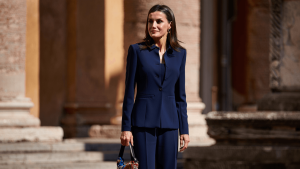 La reina Letizia triunfa en Roma con la combinación más romántica del traje de sastrería y un bolso homenaje