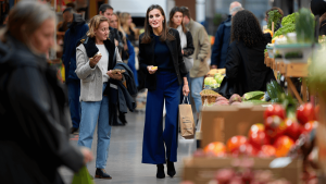La salida sorpresa de la reina Letizia: se va de compras sostenibles con un look con pantalones campana y botines de punta