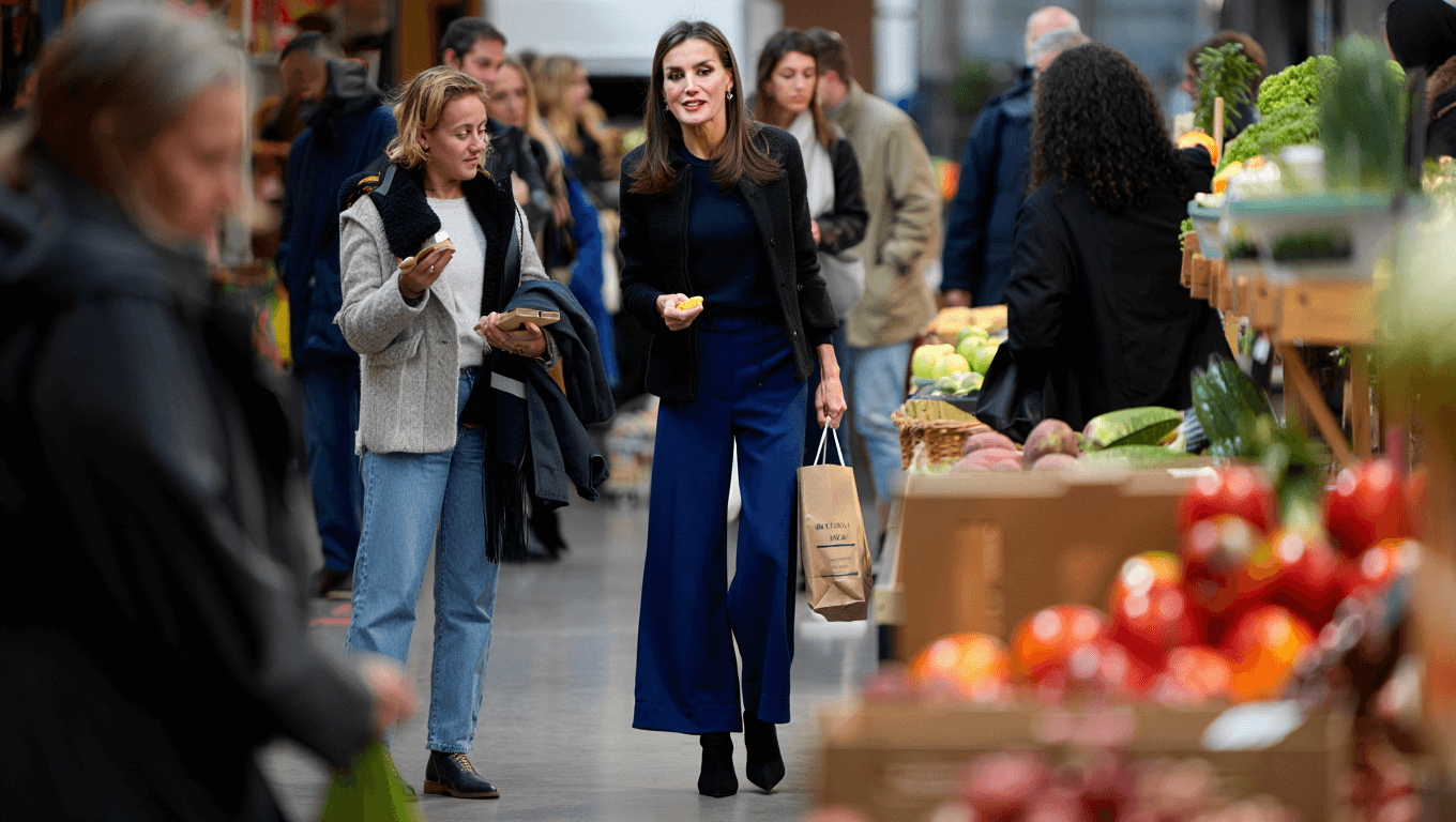 La salida sorpresa de la reina Letizia: se va de compras sostenibles con un look con pantalones campana y botines de punta
