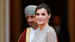 La reina Letizia deslumbra en el almuerzo con el sultán de Omán con su vestido de Pertegaz más icónico