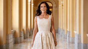 El vestido de encaje blanco de Mary de Dinamarca es el look de boda civil que todas las novias elegantes van a querer llevar