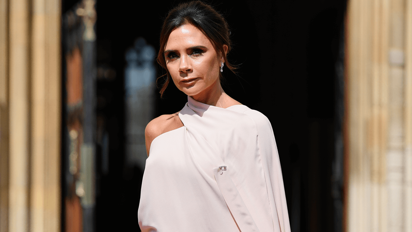 Victoria Beckham se pone el look con el que triunfó la reina Letizia: el vestido de invitada drapeado más viral