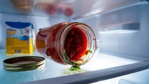 Una científica explica cómo saber si el bote de tomate de la nevera se puede comer o tiene hongos