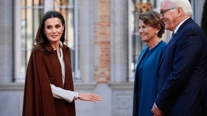 Letizia rescata su look de invierno más elegante para recibir al presidente alemán: capa de Carolina Herrera y abrigo de The 2nd Skin