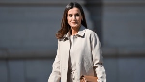 Letizia apuesta en Tudela por colores claros en su look más invernal: chaqueta de Sandro y el bolso más original
