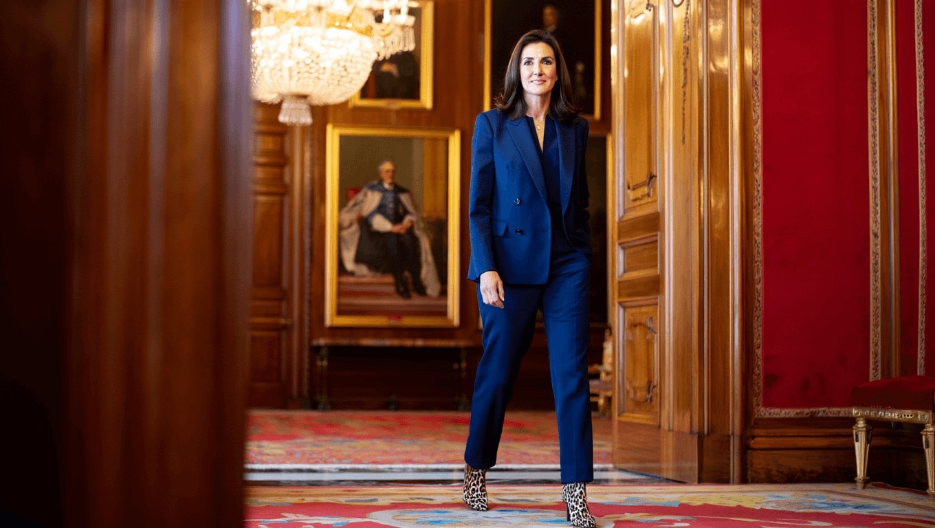 El inesperado look de Marta Carazo, la secretaria de la reina Letizia: arriesga con unos botines de leopardo
