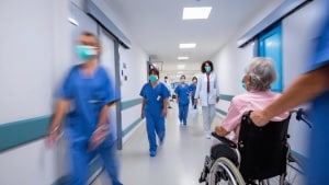 Vuelven las mascarillas a los centros sanitarios: Aragón lanza una orden por el aumento de la gripe en la comunidad