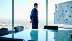 Paramount no se rinde con la compra de Warner Bros y se apoya en la fortuna de uno de los hombres más ricos del mundo