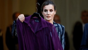 El elegante look de la reina Letizia: rescata una blusa morada de 2009 junto al traje de raya diplomática de Mirto